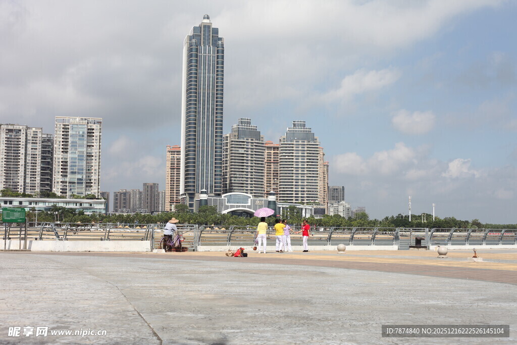 海滨城市高楼景观
