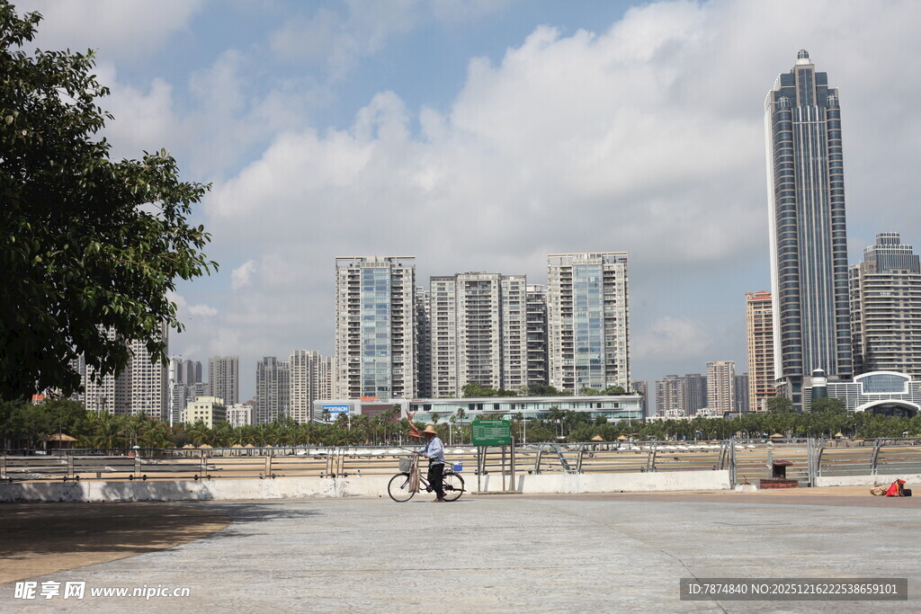 城市广场与远处高楼景观