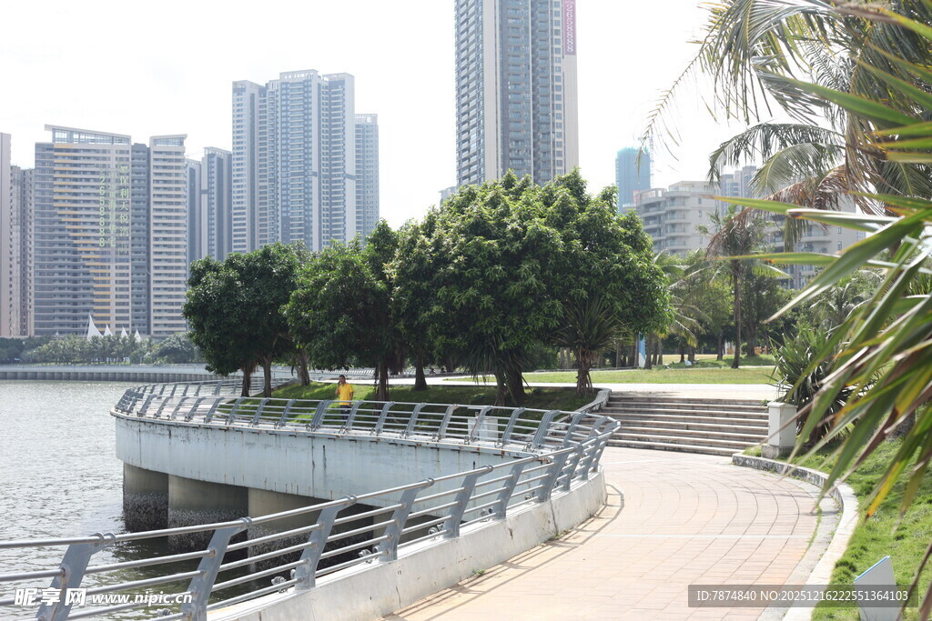 城市河畔的优美步道景观