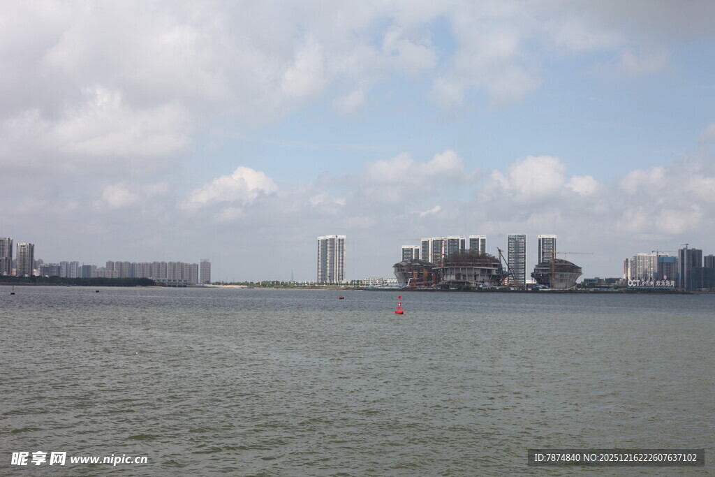 海滨城市天际线景观