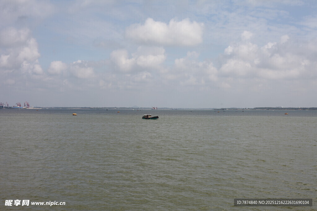 广阔水面上的孤舟