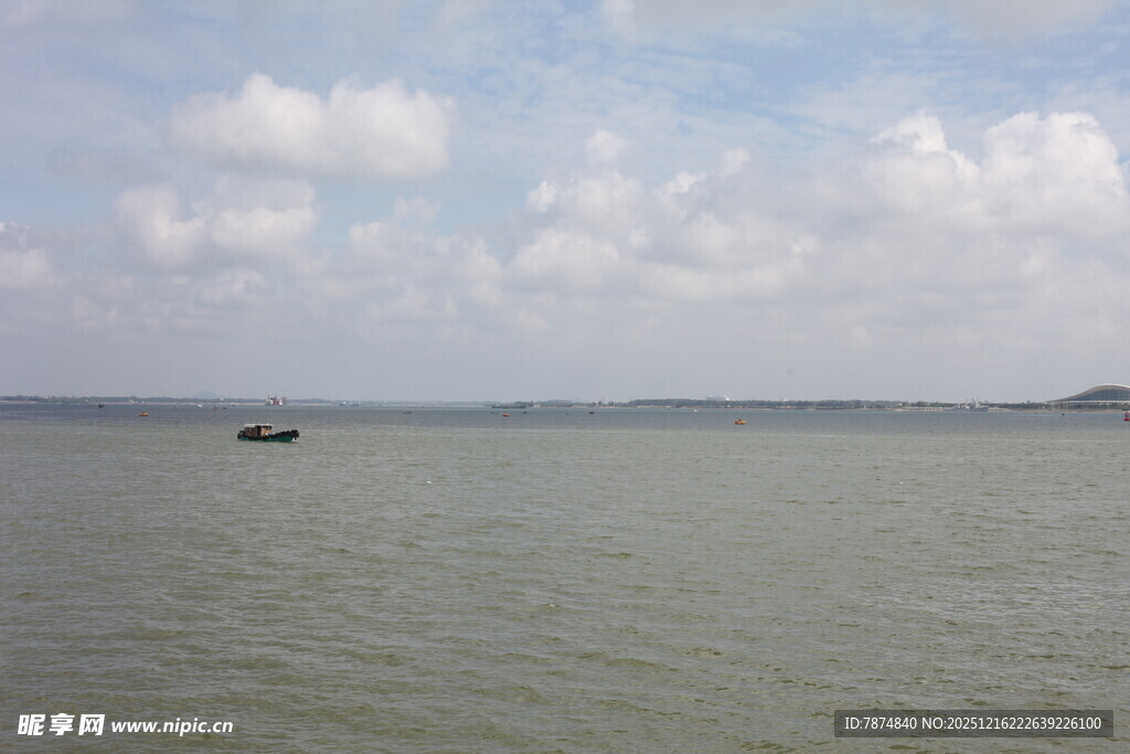 广阔湖面小船悠然