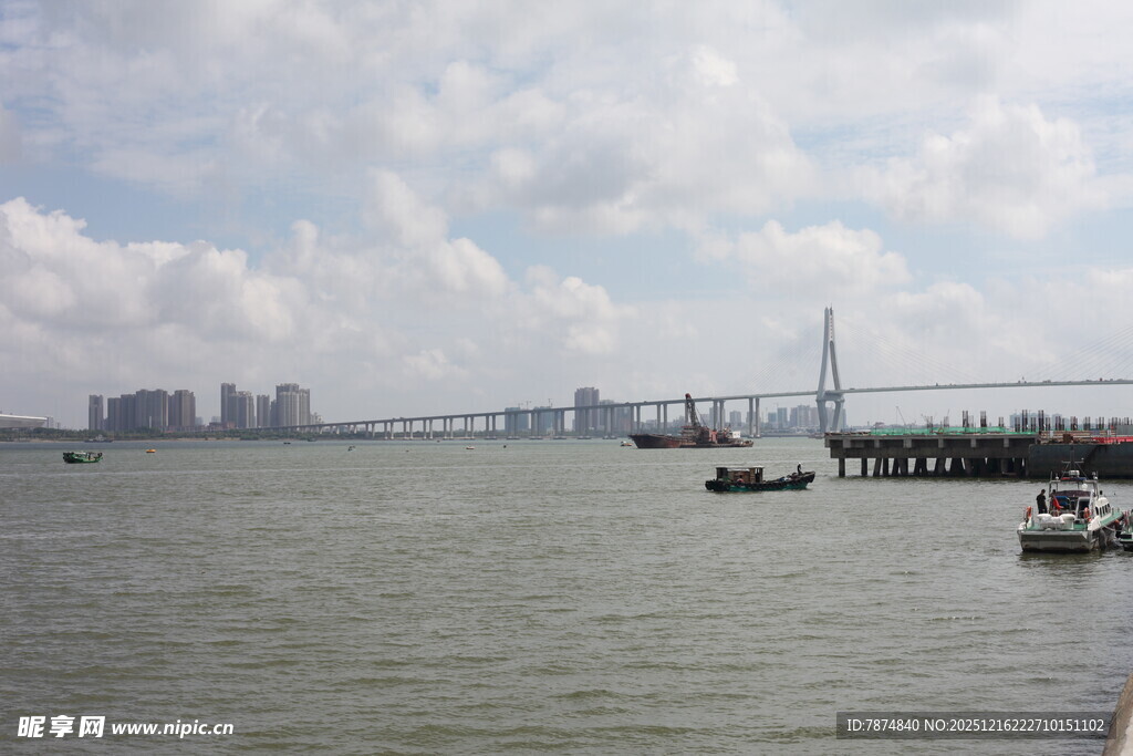 海上大桥与船只风景