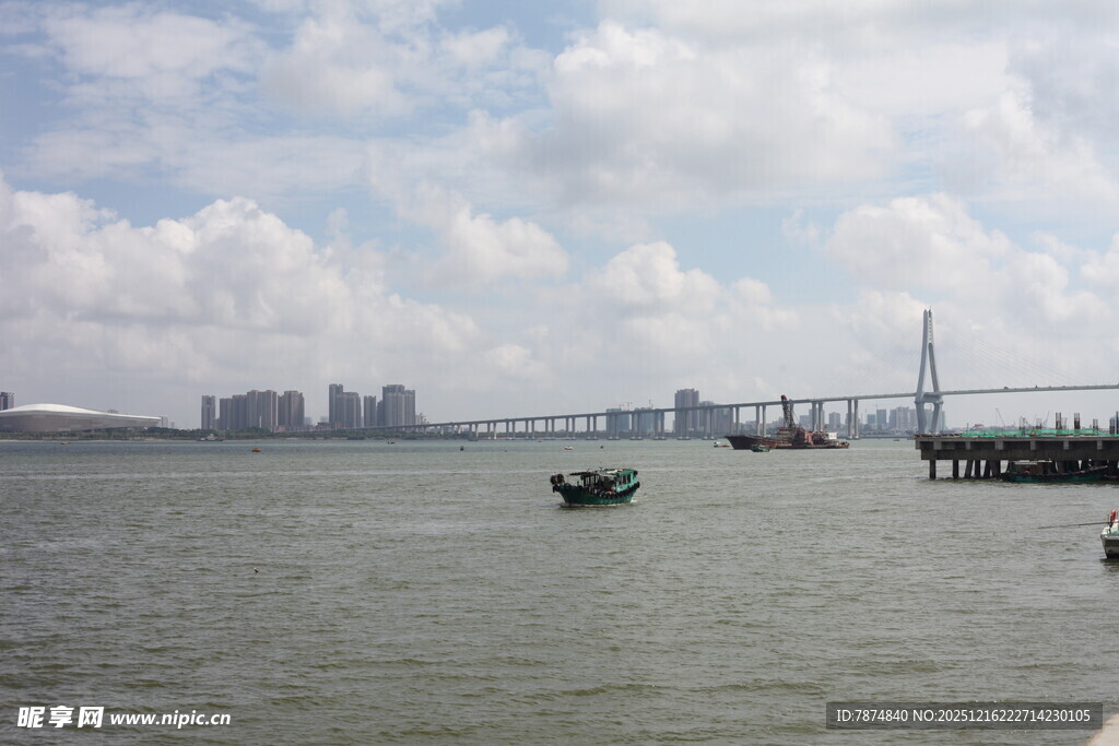 海滨城市风光与海上小船