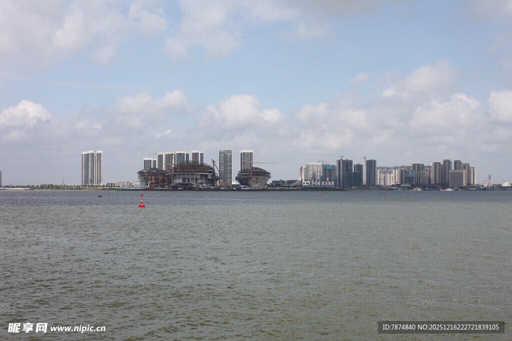 海滨城市天际线景观