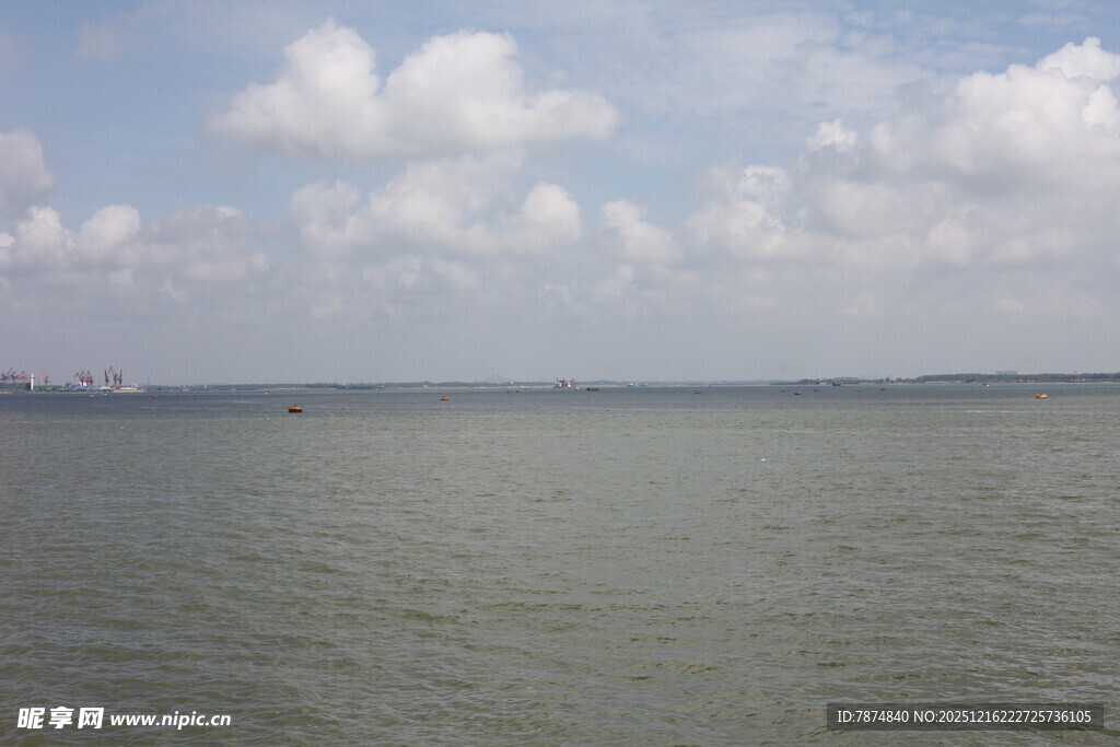 广阔湖面与蓝天白云景色