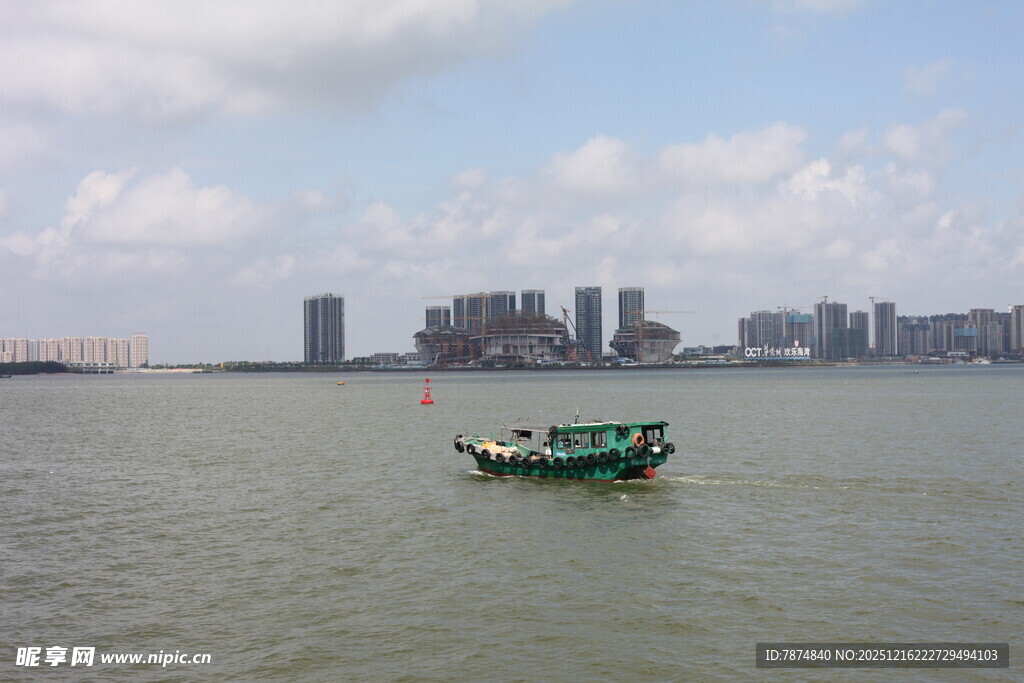 江面上的小船与远处城市