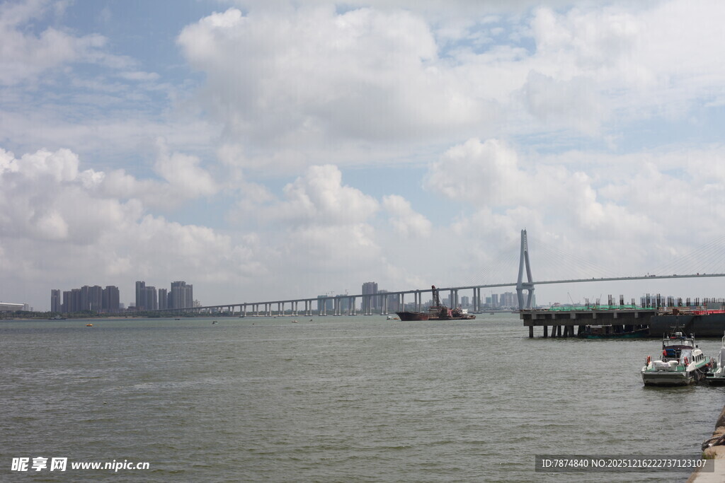 海上大桥与城市天际线