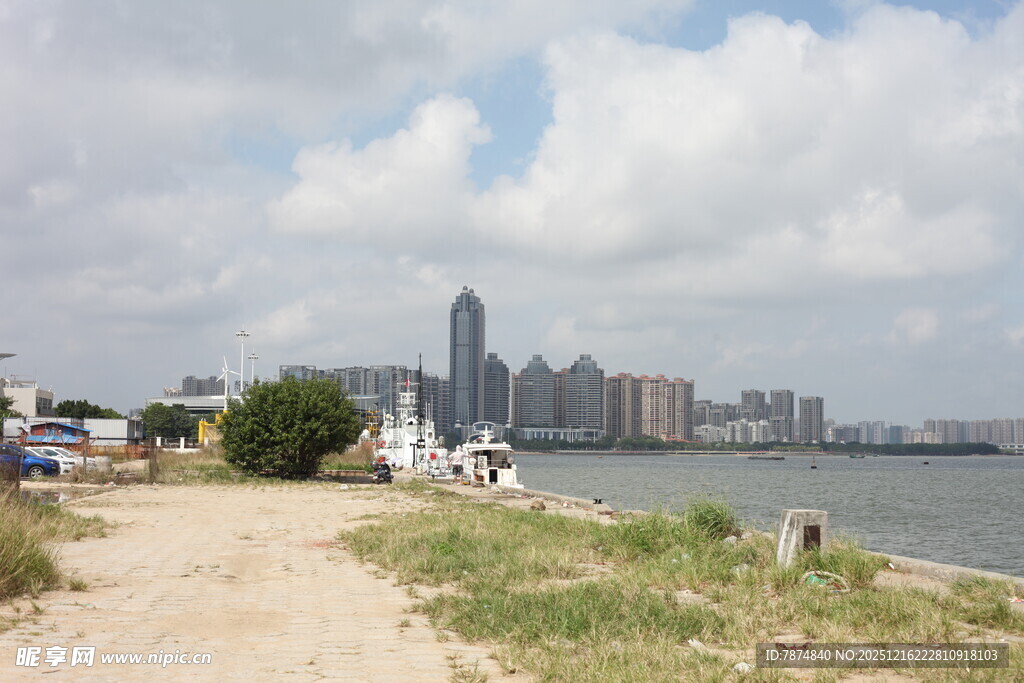 海滨城市风光与休闲小径