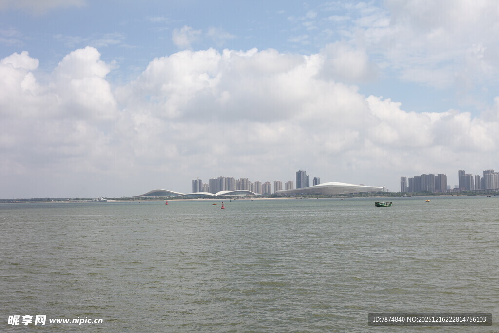 海滨城市天际线与辽阔水域