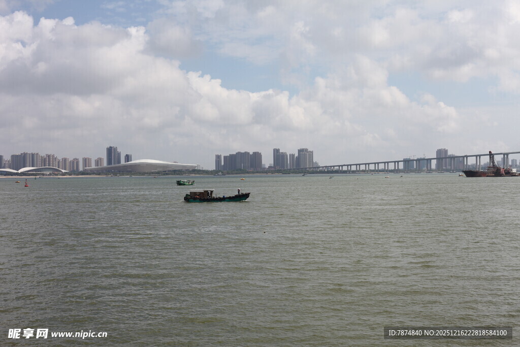 海上孤舟与远处城市景观