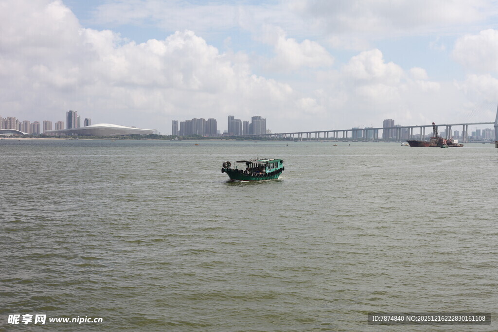 海上孤舟与远处城市景观