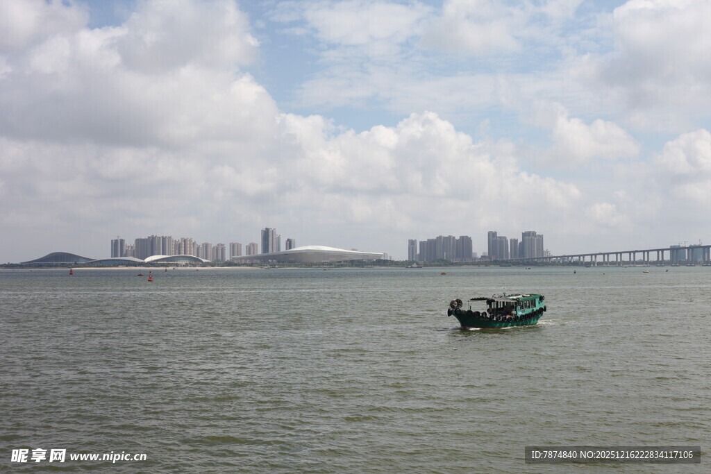 海上孤舟与远方城市景观