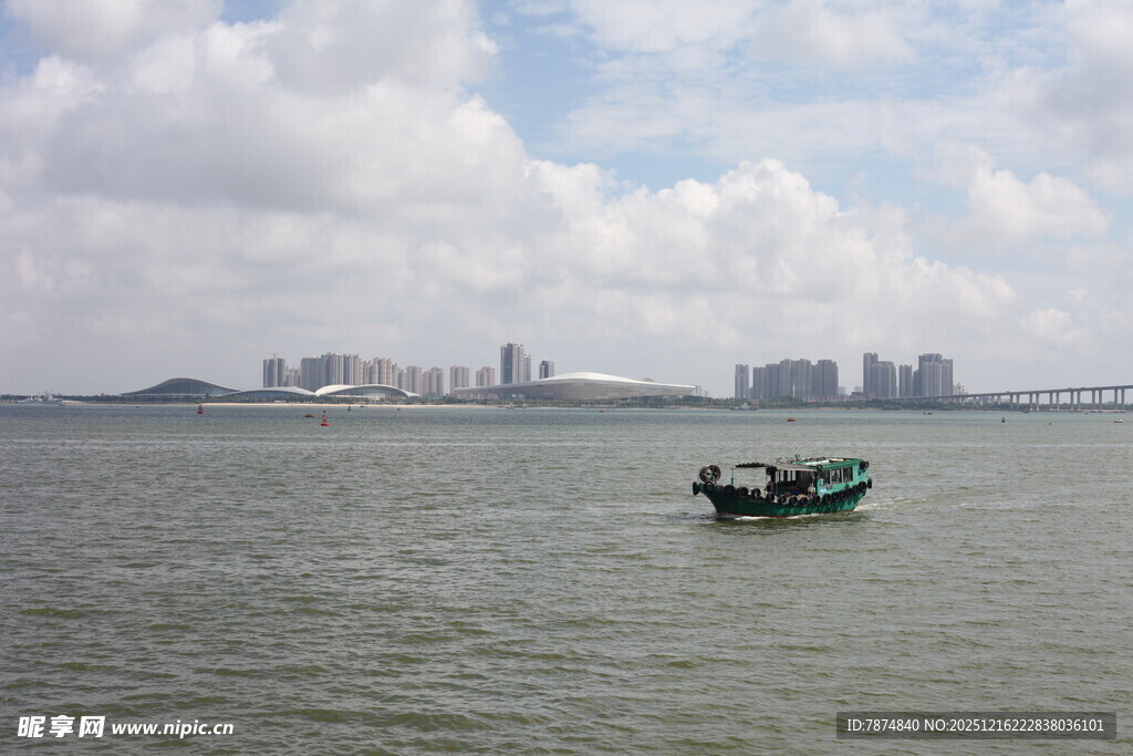 海上孤舟与远处城市景观