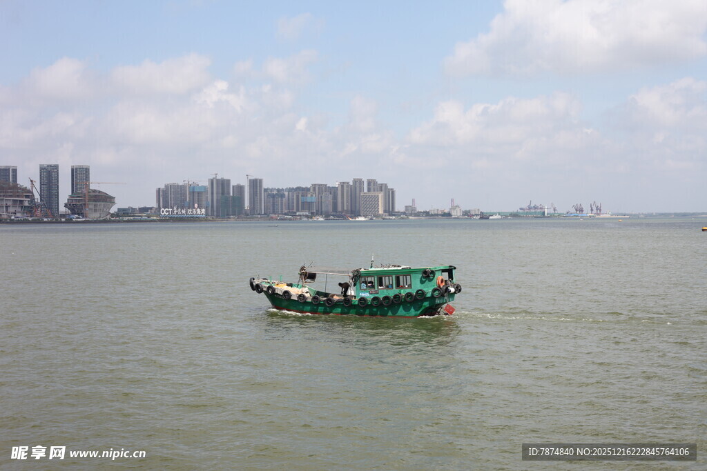 湛江金沙湾 江上小船城市远景