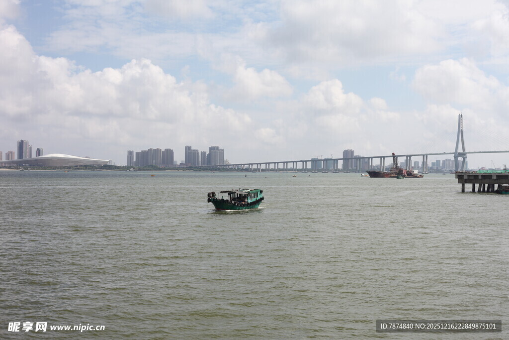 海上小船与远处城市景观