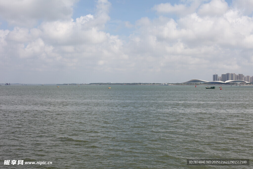 广阔海面与远处城市景观