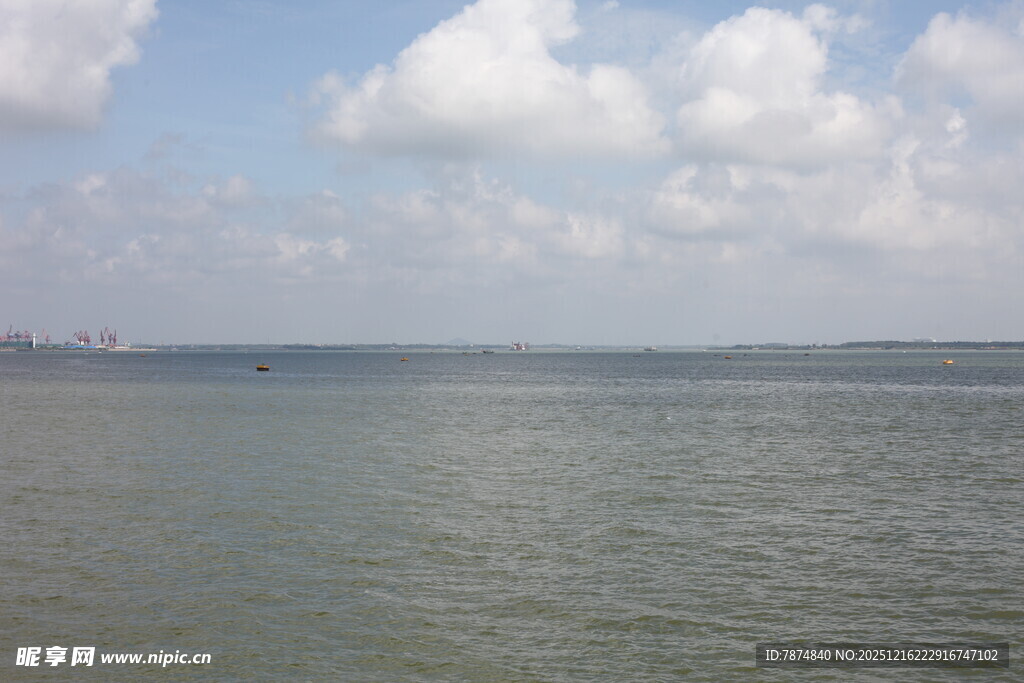 广阔湖面与蓝天白云