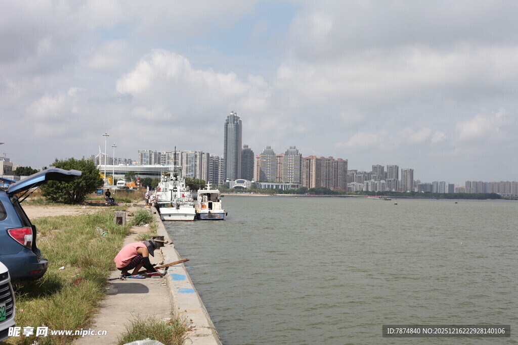 河畔城市风光与休闲场景