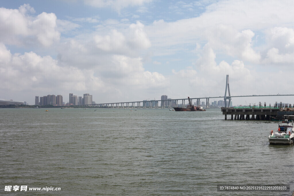 海上桥梁与船只风景图