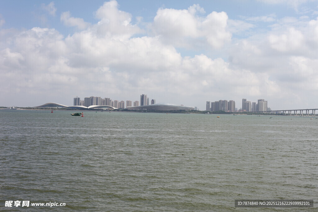 海滨城市远景风光