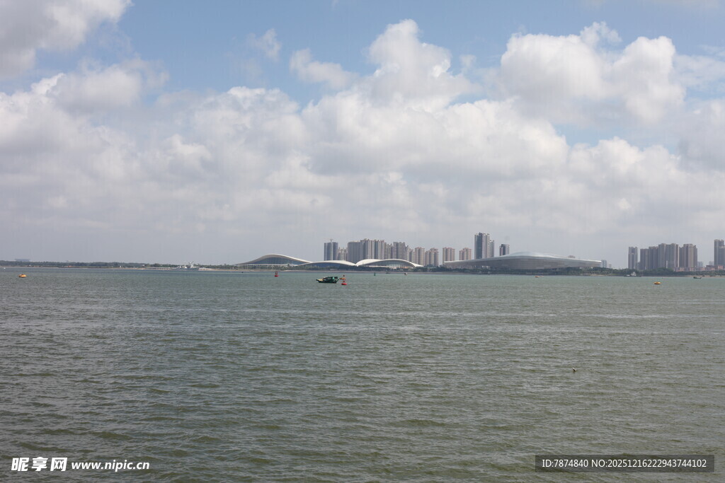 海上远眺城市天际线