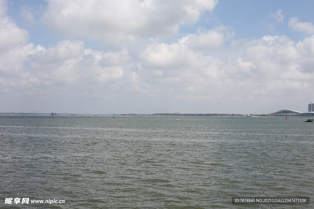 广阔海面与天际的美丽景致