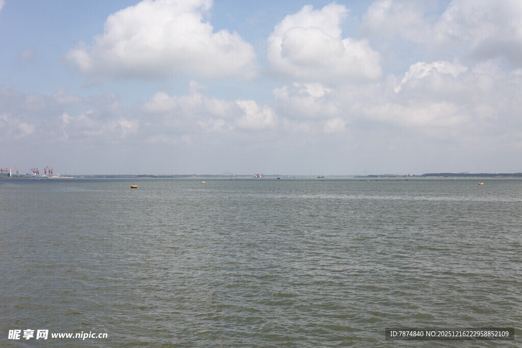 广阔湖面与蓝天白云美景