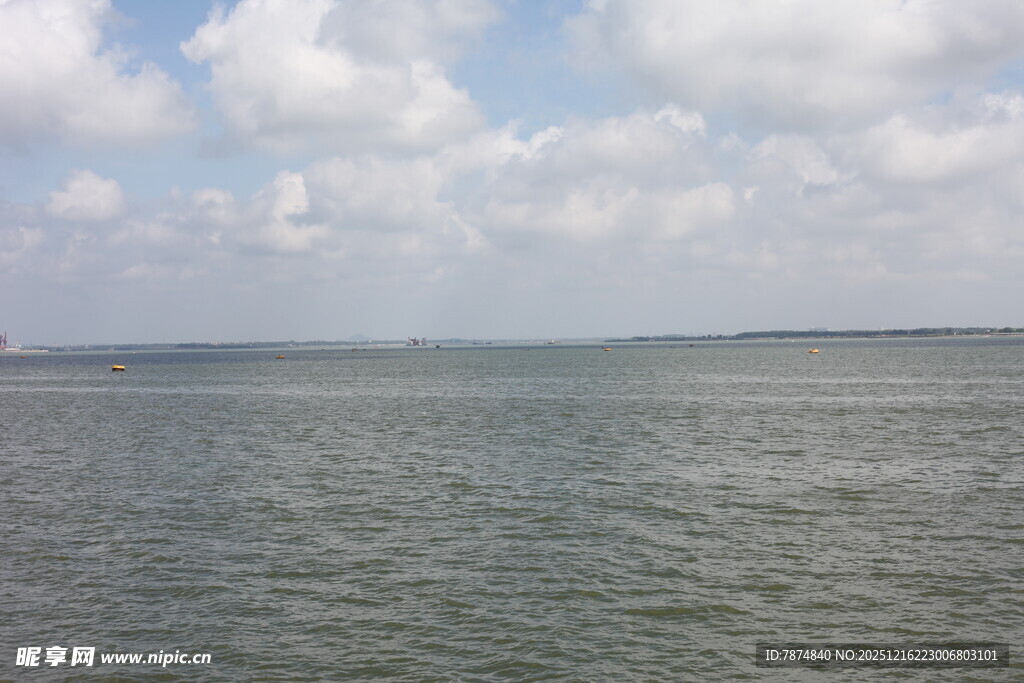 广阔海面与蓝天白云景象