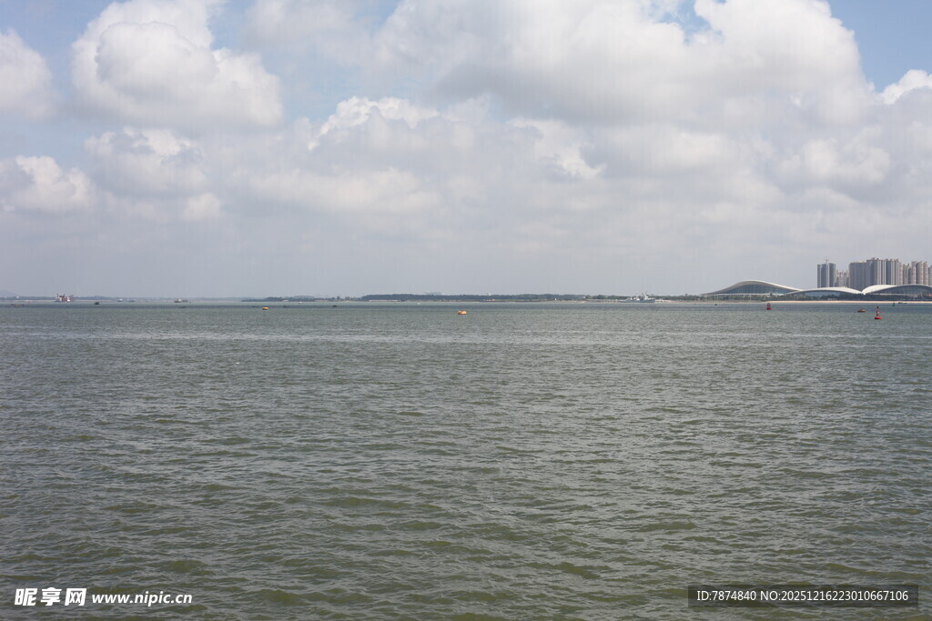 广阔海面与天边云朵景观