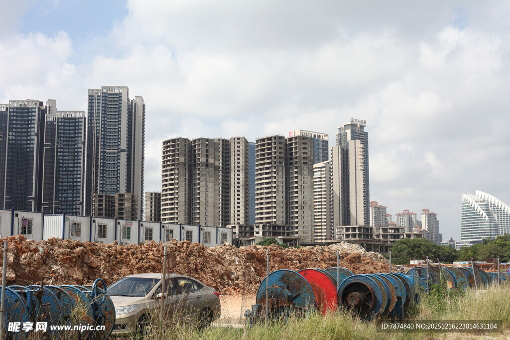 城市边缘的新旧建筑景观