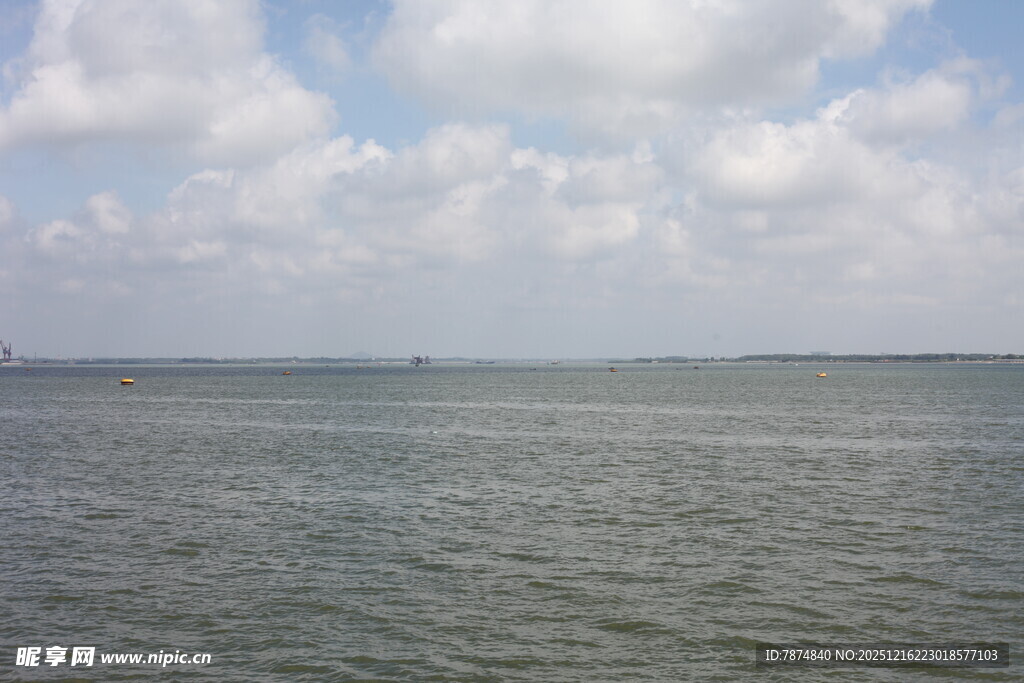 广阔海面与蓝天白云景象