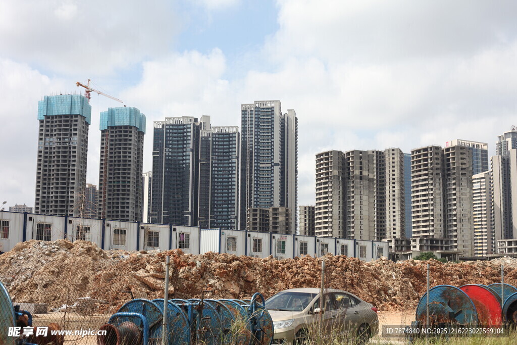 城市建设中的新旧场景对比