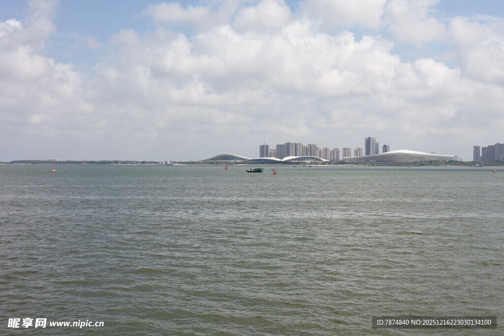 海上城市景观远眺