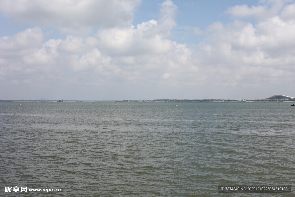 广阔海面与蓝天白云景象