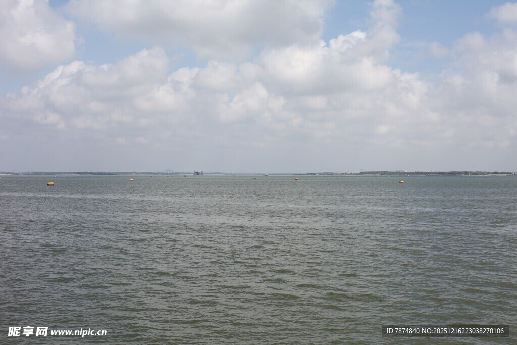 广阔海面与蓝天白云景象