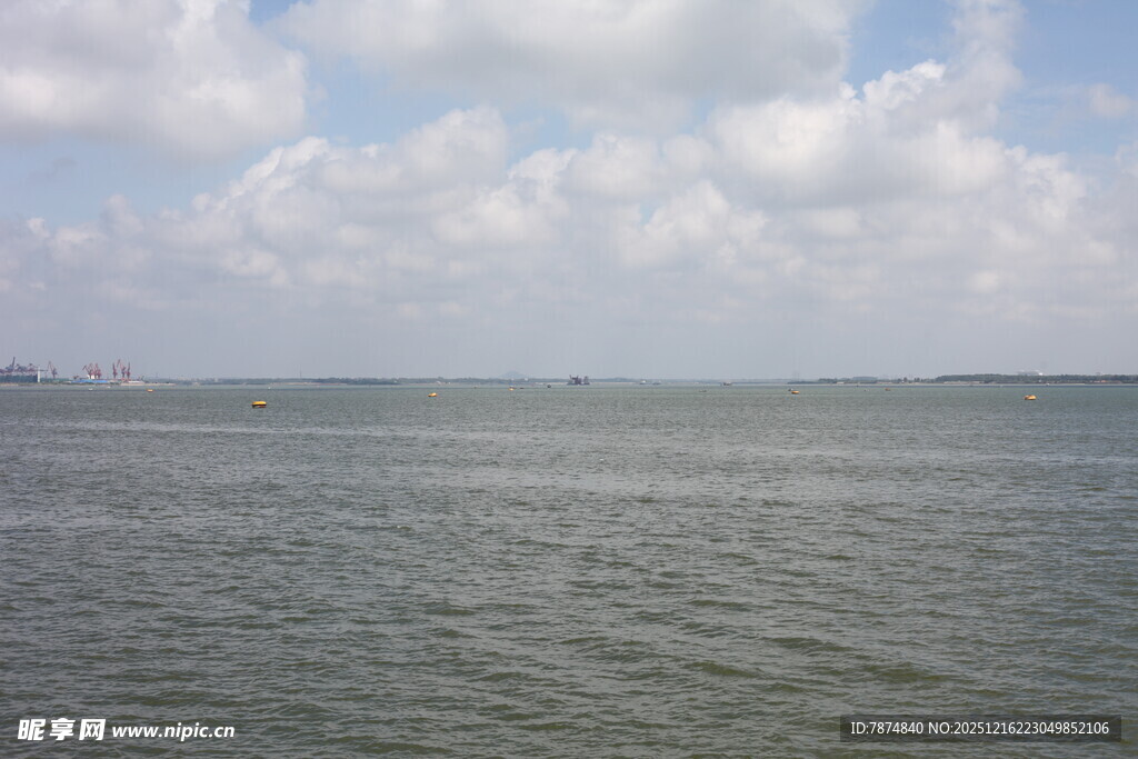 广阔海面与蓝天白云景象