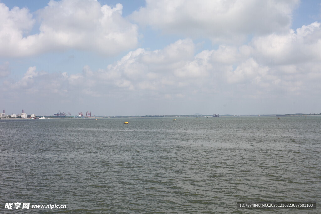 广阔海面与远处城市天际线