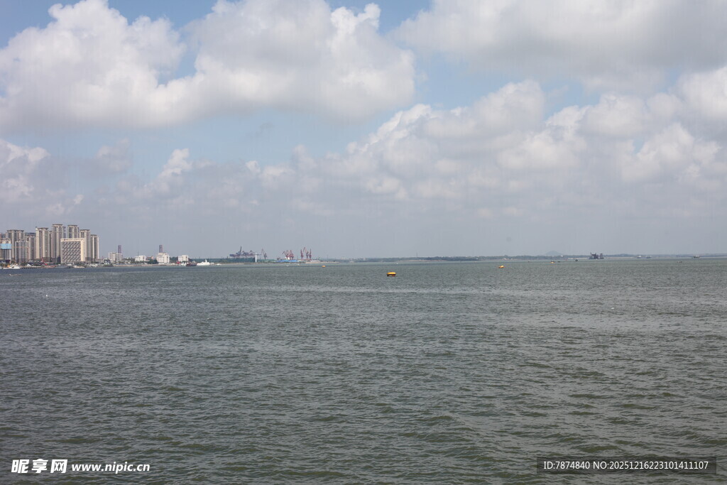 海滨城市风光辽阔水域