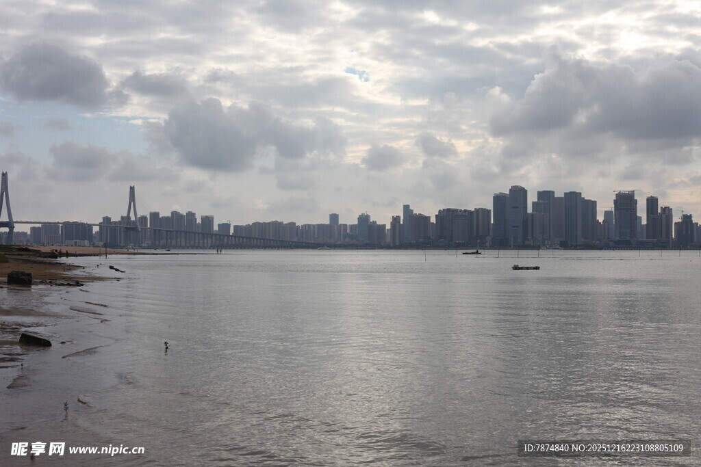 城市滨水风光云下景致