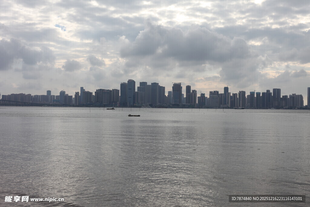 城市天际线与宽阔水域景观