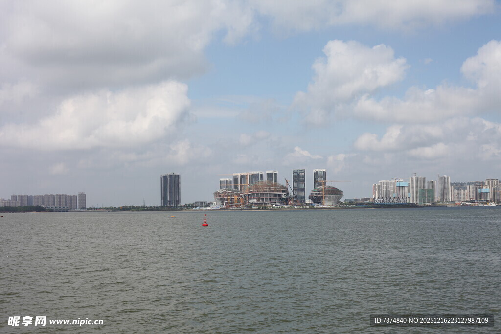 城市天际线与辽阔水域景观