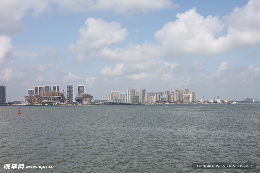 海滨城市天际线景观