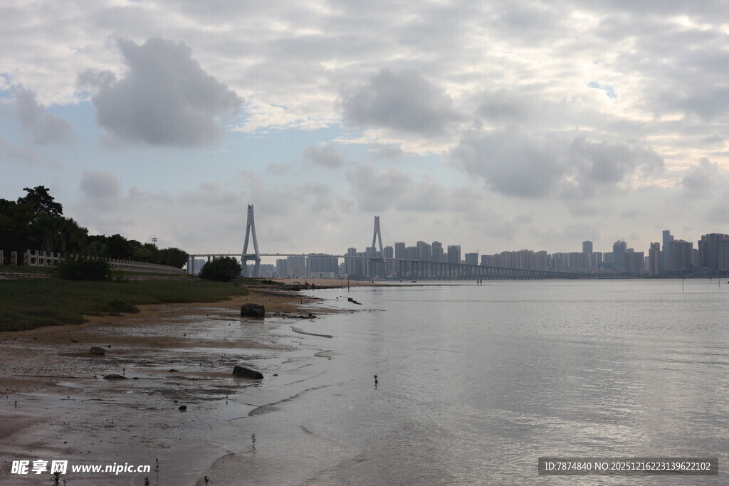 江边城市风光远眺