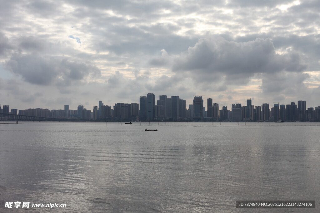 城市江畔天际线景观