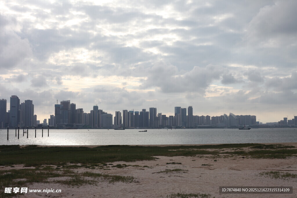 城市天际线与水边景致