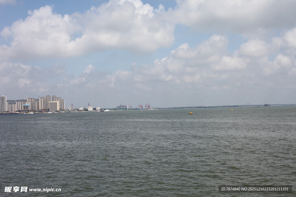 海滨城市的广阔水域景观