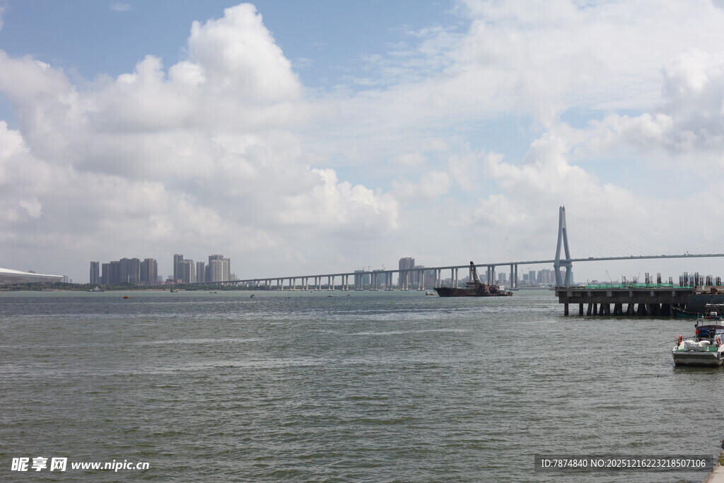海上大桥与城市天际线