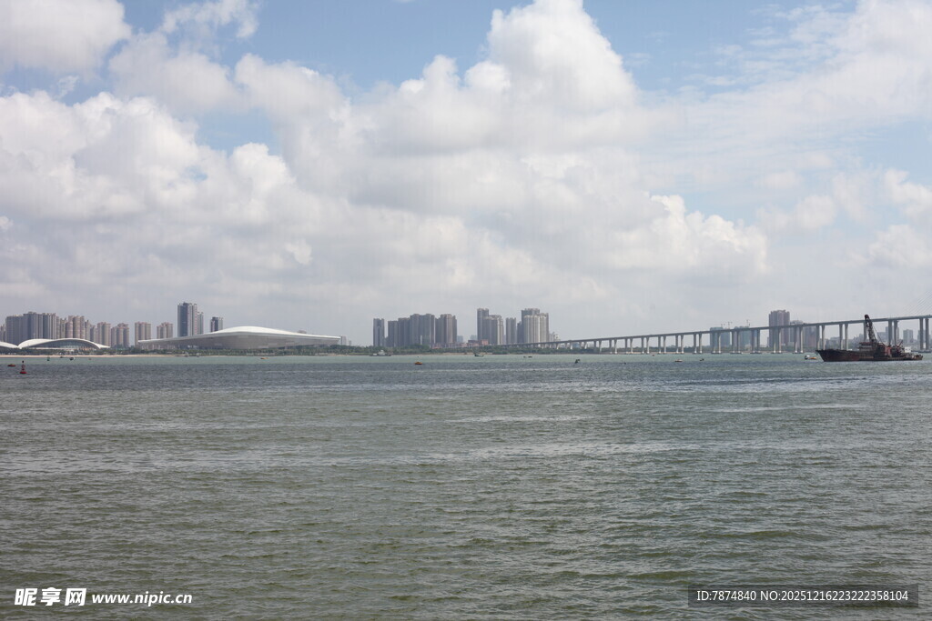 海上城市景观与桥梁