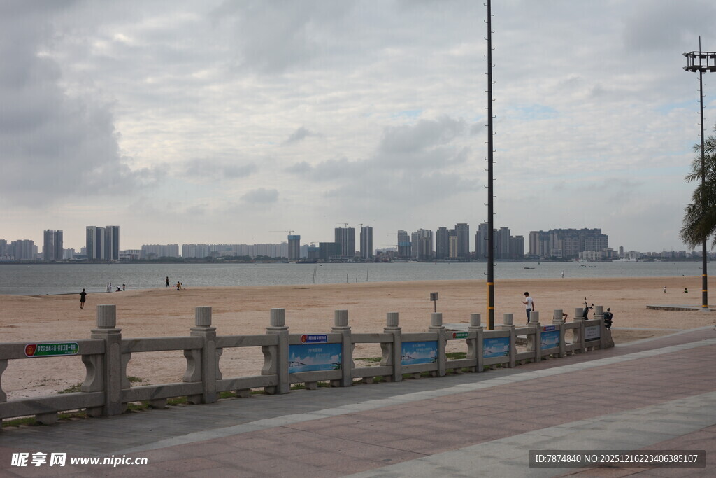 海滨城市风光与静谧步道